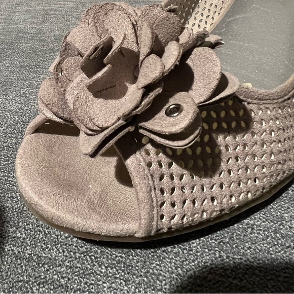 Dana Buchman Shoes Womens Wedge Heels Pump Slip On Beige Suede Perforated - Picture 3 of 6